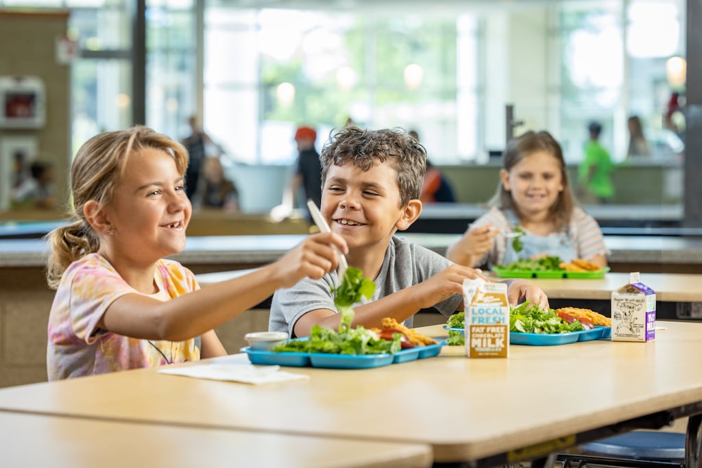 Kids Eatings in Cafateria 1 (2)